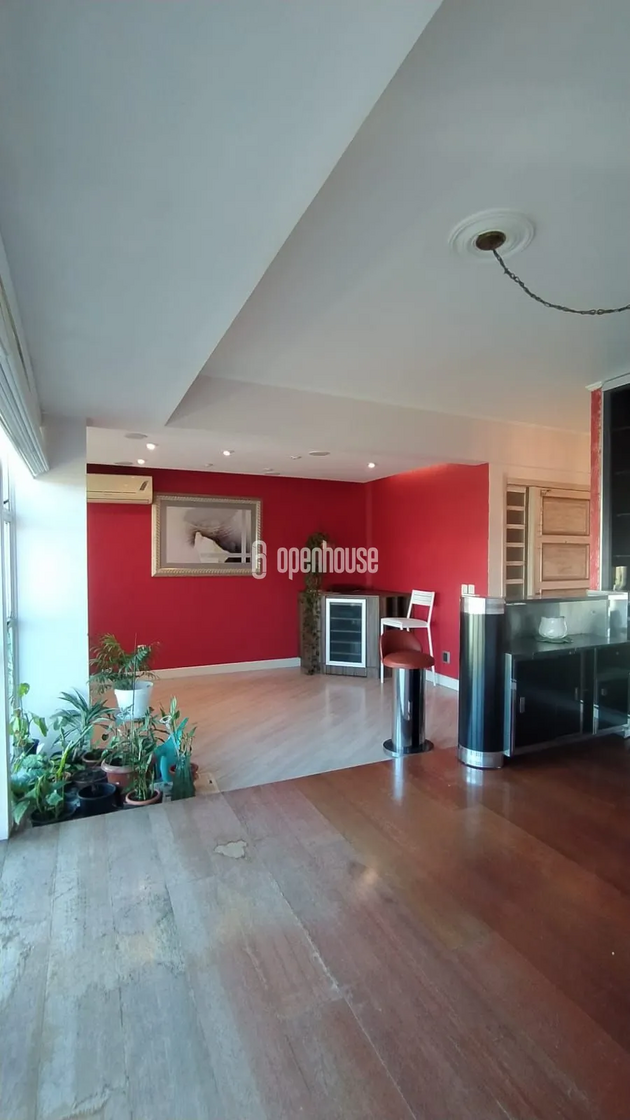 Excelente apartamento 3 Dormitório uma Suíte living com 2 Ambientes e uma vaga coberta.